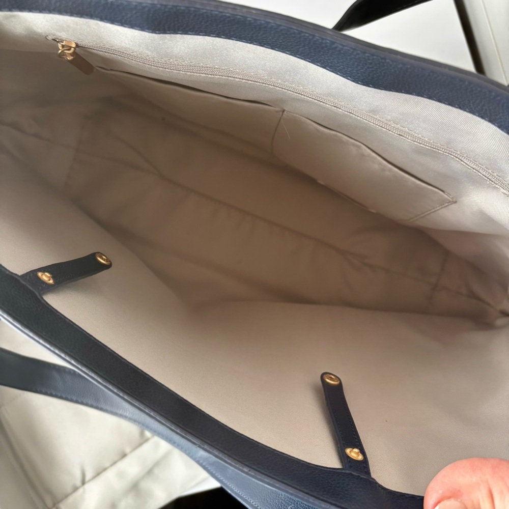 Thirty-One Signature Tote in Navy Smooth Pebble with Interior Organizer & Clutch - Picture 4 of 16